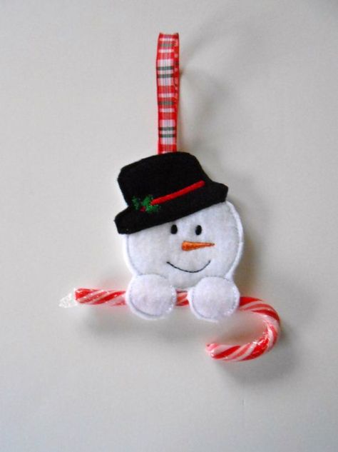 Christmas Fare, Embroidered Snowman, Crafts Christmas Ornaments, Candy Cane Holder, Candy Cane Crafts, Ornaments To Make, Felt Crafts Christmas, Christmas Felt, Felt Christmas Decorations