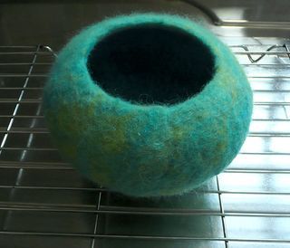 21. Tutorial - How to make a wet felt pod vessel Felted Vessels, Wet Felting Tutorial, Tovad Ull, Felting Tutorial, Felted Bowls, Wet Felting Projects, Felt Pictures, Needle Felting Tutorials, Wet Felt