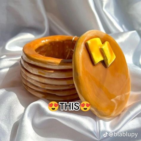 Pancake Clay Pot, Pancake Ceramics, Art Of Clay, Pancake Pottery, Cute Clay Box Ideas, Air Dry Clay Food Sculpture, Diy Food Decor, Clay Boxes With Lid Ideas, Realistic Clay Food