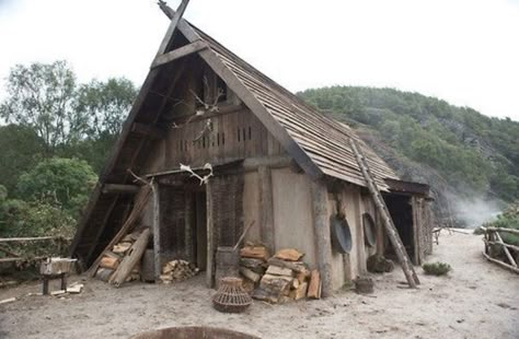 Viking Buildings, Viking Aesthetic, Zelt Camping, Viking House, Viking Village, Viking Life, Long House, Viking Culture, Medieval Houses