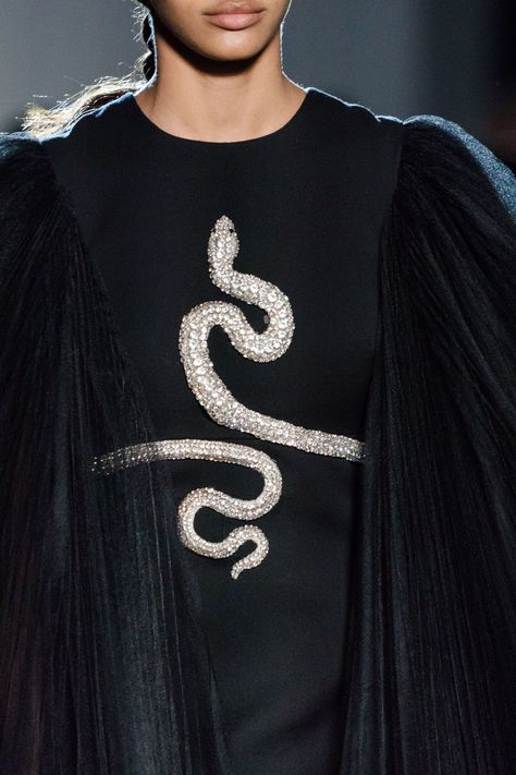 Snake Dress, Giambattista Valli Haute Couture, 2019 Couture, Bohemian Chic Fashion, Couture Embroidery, Spring Couture, Karlie Kloss, Fashion Sewing Pattern, Embroidered Clothes