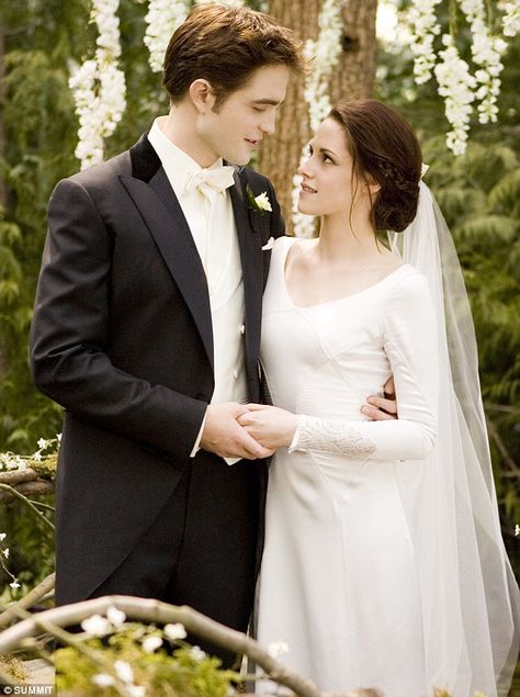 Kristen Stewart as Bella Swan in "The Twilight Saga: Breaking Dawn" - Designed by Carolina Herrera Bella Swan Wedding Dress, Twilight Wedding Dresses, Breaking Dawn Wedding, Bella Y Edward, Bella Wedding Dress, Movie Wedding Dresses, Celebrity Wedding Gowns, Twilight Wedding, Swan Wedding