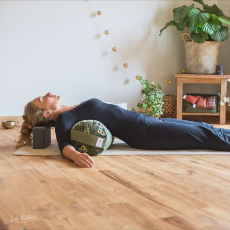 Yin Yoga Bolster Poses, Yin Yoga Bolster, Yoga Bolster Poses, Restorative Yin Yoga, Restorative Yoga Sequence, Nervus Vagus, Photo Yoga, Yin Yoga Sequence, Yin Yoga Poses