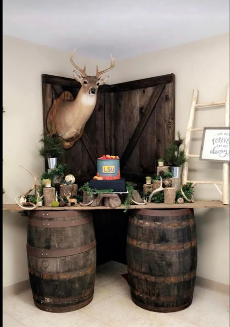 Hunting Theme Grooms Cake, Grooms Table Ideas Hunting, Small Grooms Cake, Dads 60th Birthday Ideas, Hunting Grooms Cake, Hunter Theme Party, Grooms Table Ideas, Hunting Party Decorations, Hunting Themed Party