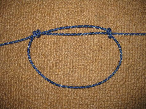 Picture of Reverse Sliding Knot for Bracelets...great instructions Tie A Bracelet, Fishermans Knot, Sliding Knot Bracelet, Overhand Knot, Jewelry Knots, Coin Pendant Necklace, Bracelet Knots, Crochet Bracelet, Knot Bracelet