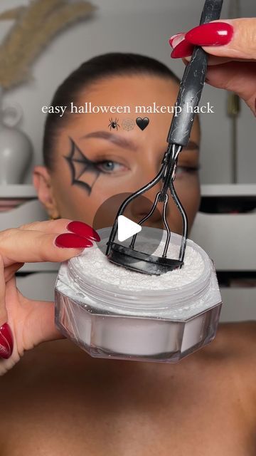 How To Apply Halloween Makeup, Halloween Makeup Easy Eyeliner, Simple Eyeliner Halloween Makeup, Holowin Makeup Easy, Easy Halloween Eyeliner, Zipper Halloween Makeup, Halloween Makeup Hacks, Halloween Eyeliner, Spider Web Makeup