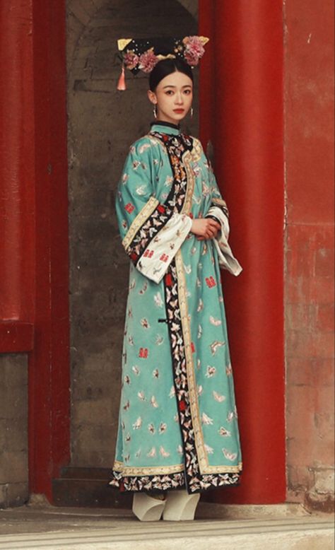 Qing Dynasty Clothing Woman, Comic Portfolio, China Traditional Dress, Ancient China Clothing, Chinese Ancient Clothing, Qing Dynasty Fashion, Qing Dynasty Clothing, Chinese Fancy Dress, Epic Clothing