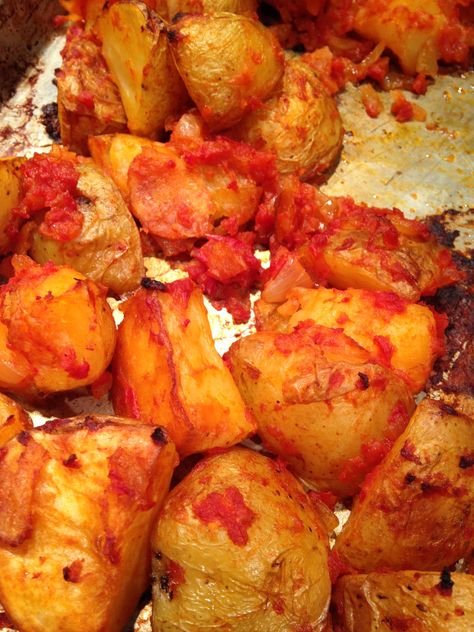 Ways To Make Potatoes, Recipe With Tomato Sauce, Garlic Parmesan Roasted Potatoes, Beef Stew Meat Recipes, Meat And Potatoes Recipes, Pesto Potatoes, Roasted Garlic Mashed Potatoes, Parmesan Roasted Potatoes, Potatoes Roasted