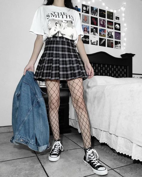 𝕱𝖊𝖗𝖓𝖆𝖓𝖉𝖆 sur Instagram : « I really love to wear oversized t-shirts🖤 do you like them? . . . . . . . . . . . . #rock #rockstyle #rocklookbook #alternativerock… » Retro Outfits Skirt, How To Style Fishnet Tights, How To Style Fishnets, Black Shorts Fashion, Black Sweater Outfit, Maid Girl, E Girl Outfits, Tennis Skirt Outfit, Anime Lingerie