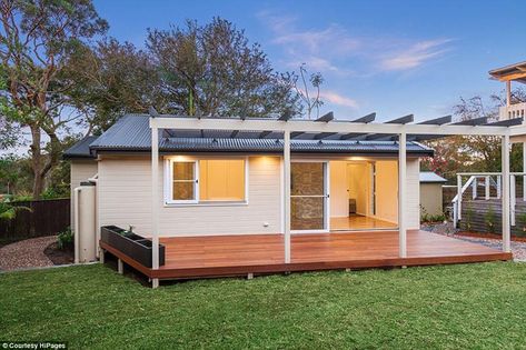 Some granny flats can command more than $600 a week in rental income for homeowners Granny Flat Exterior, Spence Cabin, Flat Exterior, House Plans Australia, Tiny House Kits, Stacking Doors, Mini Loft, Home Gym Design Garage, Tiny House Storage