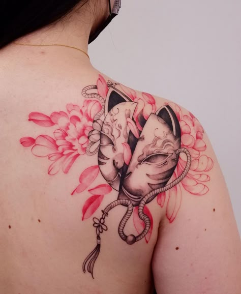 Kitsune Tatoos, Japanese Kitsune Mask Tattoo Design, Japanese Kitsune Tattoo, Kitsune Mask Tattoo Design, Geisha Kitsune Tattoo, Kitsune Woman Tattoo, Shoulder Tattoo Ideas Female, Kitsune Mask Tattoo, Kitsune Flower Tattoo