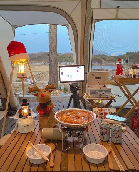 Korean Camping Tent, Korean Camping Aesthetic, Korean Camping, Camping Sink, Red Bedroom Decor, Cozy Camping, Camping Set Up, Camping Aesthetic, Camping Style