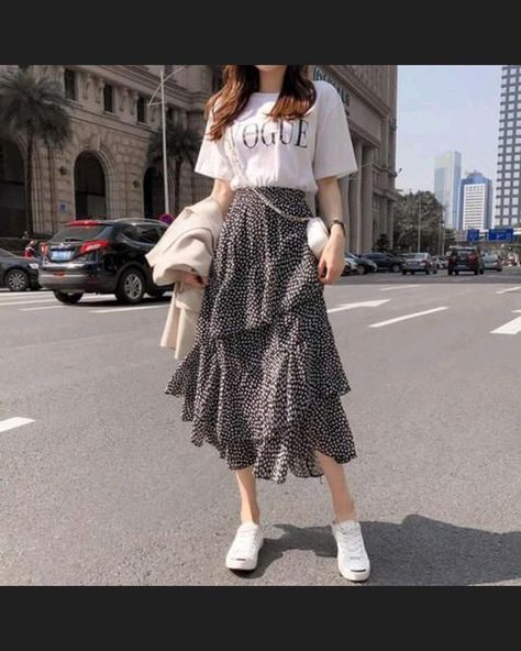 Minoan Women, Skirts Korean, Long Skirt Fashion, Korean Outfit Street Styles, Long Skirt Outfits, Korean Casual Outfits, Korean Fashion Dress, Mode Casual, Modest Clothing