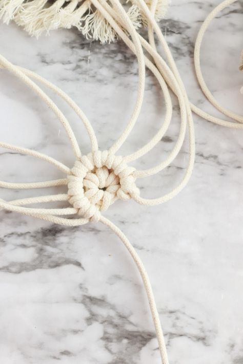 Boho Macramé Coaster Step by Step Tutorial Coaster Macrame, Diy Finger Knitting, Macrame Belt, Macrame Hangers, Macrame Basket, Tassel Wall Hang, Macrame Coasters, Diy Bracelets Tutorials, Christmas Craft Fair