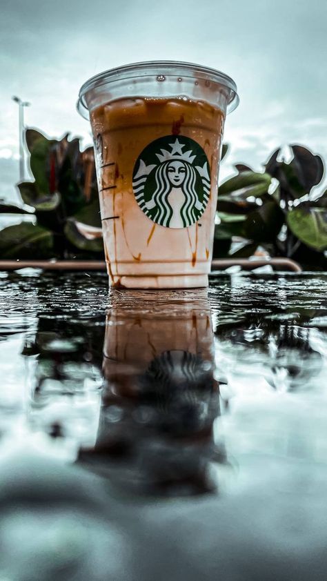 Starbucks Wallpapers, Starbucks Photography, Coffee And Bakery, Coffee And Me, Starbucks Wallpaper, Paper Cup Design, Aesthetic Tea, Rain Pictures, Profile Dark