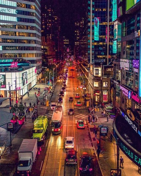 Yonge & Dundas at night 🌚🌝 Canada Vibes, Night Toronto, Canada Dream, Toronto Pictures, Xperia Wallpaper, Road Trip Across America, Toronto Street, Canadian Things, Yonge Street