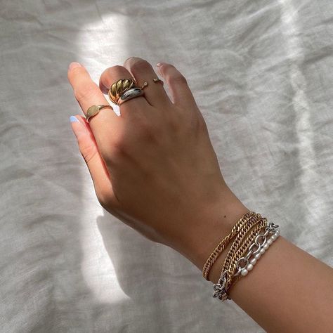 Mejuri on Instagram: “@mimixn the new wisdom is adding 3 or more things on before leaving the house.” Mixed Jewelry Style, Mixed Metals Jewelry Style, Vintage Punk Fashion, Mixed Metals Jewelry, Silver Bracelet Stack, Gold Bracelets Stacked, Mixed Metal Bracelets, Index Finger Ring, Silver Jewlery