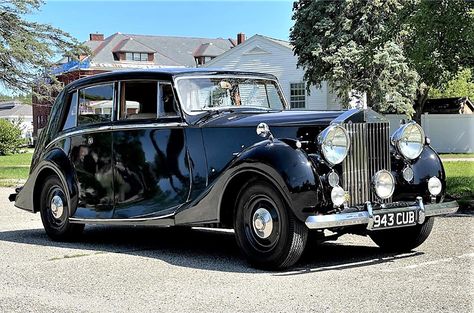 Pick of the Day: 1947 Rolls-Royce Silver Wraith, elegant classic for the holidays The ‘Proper Motorcar’ has been restored with original Hooper limousine bodywork Classic Limousine, Rolls Royce Limousine, Rolls Royce Silver Wraith, Vintage Rolls Royce, Royce Car, Vintage Transportation, Dream Vehicles, Classic Cars Vintage, British Cars