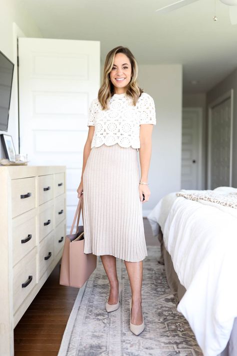 Ways to Layer a Sleeveless Dress - Pumps & Push Ups Spring Dress Outfits Classy, Modest Outfit Women, Spring Skirt Outfits 2024, Business Casual Skirt Outfits, Church Outfit Dress, Modest Outfits Dresses, Spring Church Outfits, Stella Outfits, Modest Fashion Casual