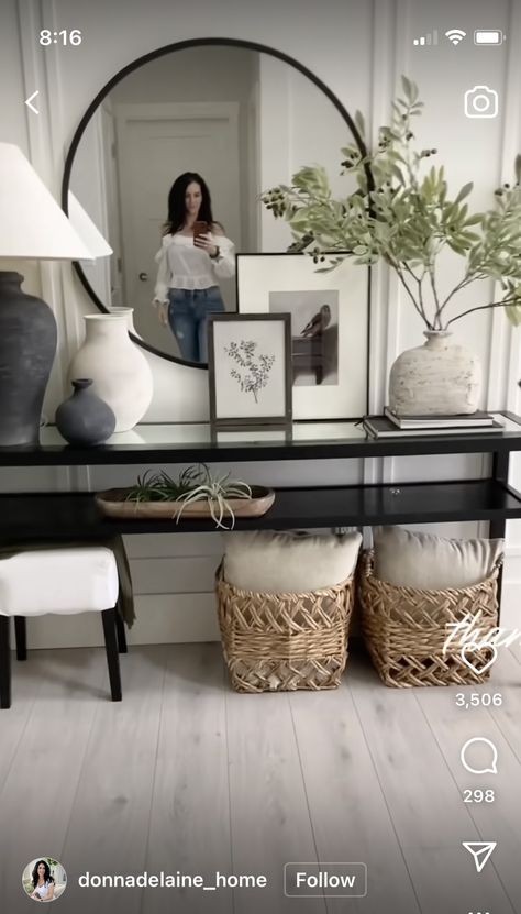 Mirror And Table, Entry Table Decor, Easy Room Decor, Entry Decor, Entryway Table Decor, Hallway Designs, Table Decor Living Room, Home Entrance Decor, Decor Home Living Room