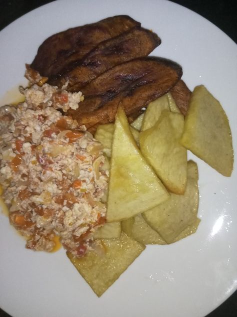 Yam And Egg Sauce Nigerian, Nigeria Snacks, Plantain And Egg, Yam And Egg, Hand Drip In Hospital Snap, Hospital Snap, Nigerian Meals, Nigerian Foods, Gravy Fries