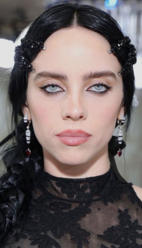 Billie Eilish Met Gala Makeup, Billy Eilish, Billie Eyelash, Maya Hawke, Face Aesthetic, Dark Makeup, Black Eyeliner, Fashion Photography Editorial, Makeup Routine