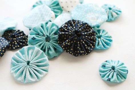 Wild Olive: how to make fabric yoyos Yoyo Garland, Fabric Yoyos, Fabric Yoyo, Make A Garland, Mini Art Journal, Yo Yo Quilt, Fabric Rosette, Wild Olive, Yo-yos