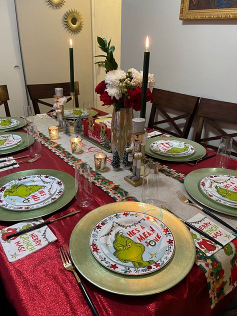 Grinchmas Table Setting, Grinch Dinner Table, Christmas Eve Dinner, Grinch Christmas Decorations, Grinch Christmas, Christmas Eve, Retro Christmas, Grinch, Table Settings