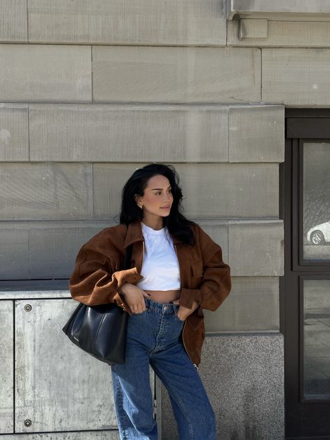 Brown Suede Jacket Outfit, Oversized Jacket Outfit, Brown Jacket Outfit, Brown Leather Jacket Outfit, Suede Jacket Outfit, Outfit Poses, Clothing Tips, Loose Jacket, Leather Jacket Outfits