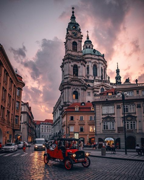 Sunset Light, Heart Of Europe, Sunset City, Beautiful Cities, Cities In Europe, Prague Czech Republic, Sun Goes Down, Sunset Colors, City Landscape