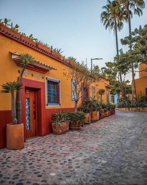 Mexican Tropical House, Mexico Exterior House, Mexican Architecture Aesthetic, Oaxaca Mexico Homes, Vintage Mexican House, Exterior Mexican House, Mexican Houses Aesthetic, Latin House Exterior, Latin House Aesthetic