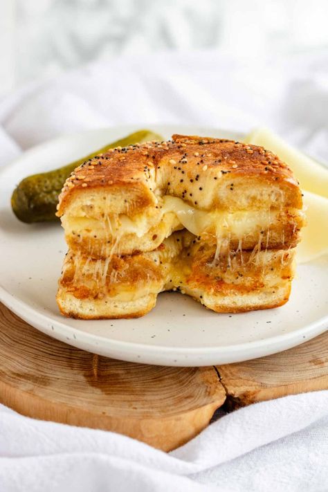 Craving a grilled cheese but with a twist? Try this Bagel Grilled Cheese. If you love cheesy bagels and easy sandwiches, you'll love this bagel grilled cheese recipe. This creative sandwich combines chewy bagels with melty, gooey cheese, for the ultimate grilled cheese variation. Gourmet Grilled Cheese Sandwich Recipes, Gourmet Grilled Cheese Recipes, Ultimate Grilled Cheese Sandwich, Easy Bagel, Bagel Sandwich Recipes, Grilled Cheese Recipes Gourmet, Grilled Cheese Sandwich Recipes, Ny Bagel, Gourmet Grilled Cheese Sandwich