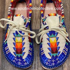 Katy Isennock (@kisennock) • Instagram photos and videos Powwow Moccasins, Native Beading Patterns Moccasins, Native American Shoes, Beaded Hats Native American, Beaded Moccasins Native American, Beaded Moccasins Pattern, Moccasins Pattern, Native Moccasins, How To Make Moccasins