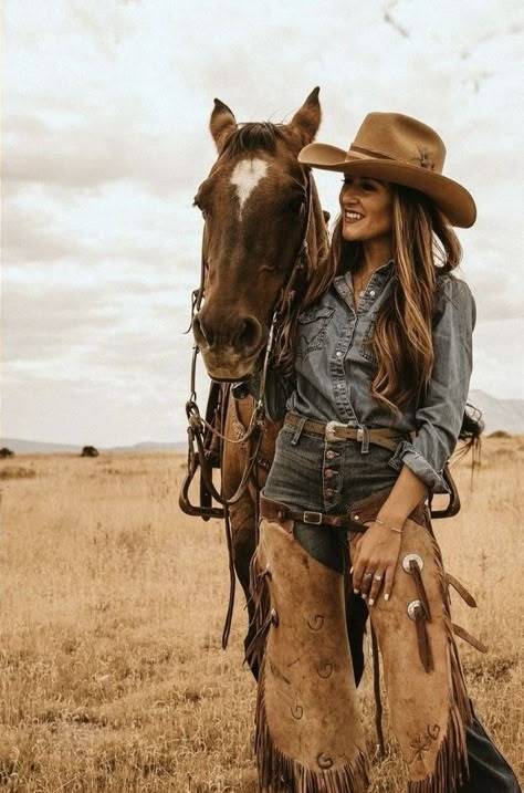 Riding Outfit Western, Horse Riding Outfit Western, Modern Cowgirl Outfits, Western Photo Shoots, Cowgirl Photography, Western Horse Riding, Cowgirl Photo, Outfit Western, Pictures With Horses