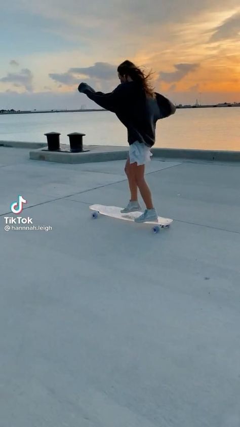 Longbored Aesthetic, Cute Longboards, Long Boarding Aesthetic, Skateboard Aesthetic Girl, Girl Skateboarding Aesthetic, Skateboard Girl Aesthetic, Skateboards Aesthetic, Skate Aesthetic Girl, Long Board Aesthetic