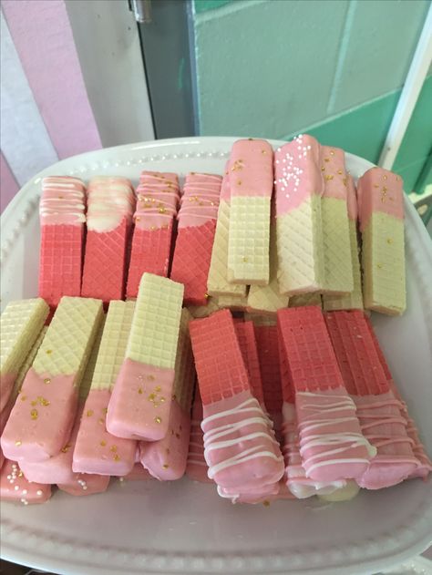 Pink Wafer Cookies Dipped, Birthday Platter Ideas Parties Food, Sweet Sixteen Desserts, Chocolate Dipped Wafer Cookies, Pink Birthday Treat Ideas, Pink Graduation Treats, Pink Party Dessert Table, Cute Birthday Snack Ideas, Sweet 16 Deserts