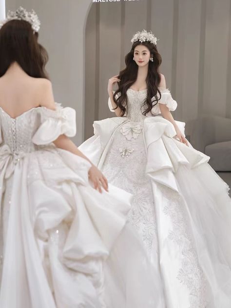 Japanese Wedding Dresses, Wedding Dresses Chinese, Wedding Dress Asian, Chinese Wedding Dresses, Wedding Dresses Korean, Wedding Gown Princess, Boat Neck Wedding Dress, White Ball Gown, Puffy Wedding Dresses