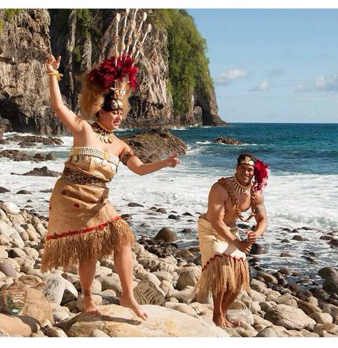 Taualuga Samoan Dance, Samoan Clothing, Samoan Culture, Teeth Necklace, Midway Islands, Polynesian People, Wake Island, Polynesian Dance, Polynesian Islands