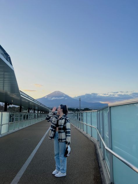 Mt Fuji Japan aesthetic Japan photo ideas Japanese fashion Ootd Shibuya Kyoto Outfit Autumn, Kyoto Outfit, Japan Autumn Outfit, Mt Fuji Japan, Japan Autumn, Japan Winter, Fuji Japan, Winter Ootd, Ootd Winter