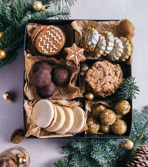 https://ombiaombia.wordpress.com/2020/12/10/christmas-146/ Christmas Food Photography, Types Of Cookies, Christmas Cookie Boxes, Christmas Cookie Box, Resepi Biskut, Christmas Treats Boxes, Christmas Cookies Gift, Xmas Cookies, Cookie Box