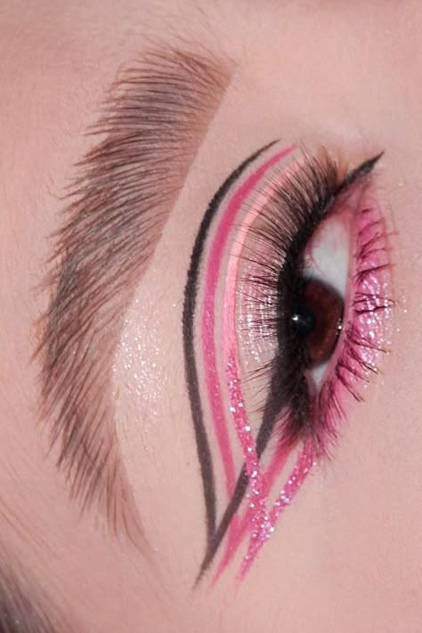 Pink Eyeliner Looks Hooded Eyes, Pink And Black Graphic Eyeliner, Pink Liner Makeup Looks, Pink Graphic Makeup Looks, Pink Grafic Eyeliner, Pink And White Eyeliner Looks, How To Do Graphic Eyeliner, Pink Black Eye Makeup, Pink And Black Graphic Liner