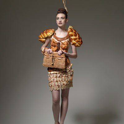 bread-dress-xl Bread Costume, Weird Dresses, Nice Buns, Weird Clothes, Fashion Brenda, Study Fashion, Weird Fashion Trending, Crazy Dresses, Extreme Fashion