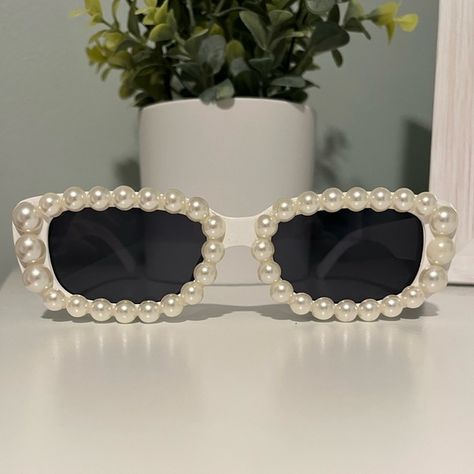 Pearl Rectangular Sunglasses Pearl Glasses, Pearl Sunglasses, Accessories Bride, Birthday Outfit Ideas, Body Decor, Bride Accessories, Rectangular Sunglasses, Higher Self, Retro Sunglasses