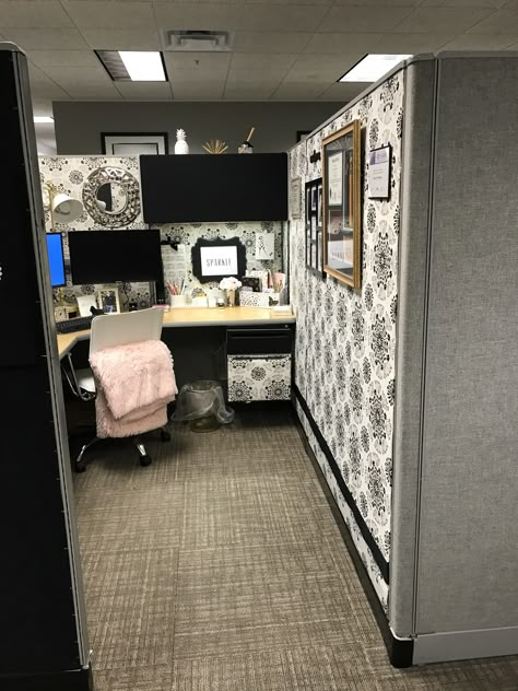 Office Scent Ideas, Cubical Aesthetic, Corner Cubicle Decor, Cubical Office Space Ideas, Cute Cubicle Ideas, Decorating Cubicle At Work, Cubicle Decor Office Work Spaces, Cubicle Aesthetic, Office Cubical Decor