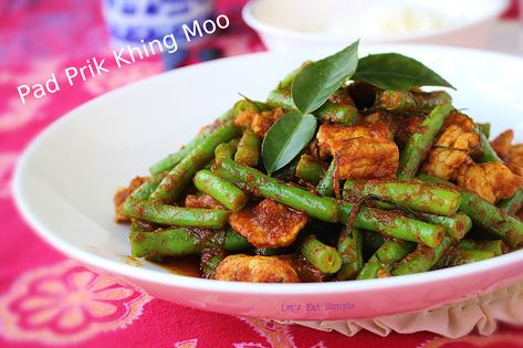 Pad Ped Recipe, Prik Khing Recipe, Thai Spicy Chicken, Pork Pad Thai, Pad Prik, Thai Basil Pork, Pork And Green Beans, Thai Stir Fry, Chicken Green Beans