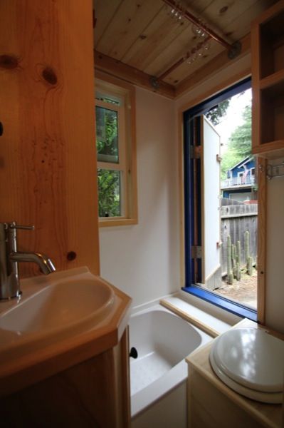 Tiny Home Bathrooms, Tiny House Bathtub, Micro Homes, House Bathroom Designs, Tiny House Swoon, Minimalist Bathroom Design, Small Bathtub, Small Tiny House, Best Tiny House