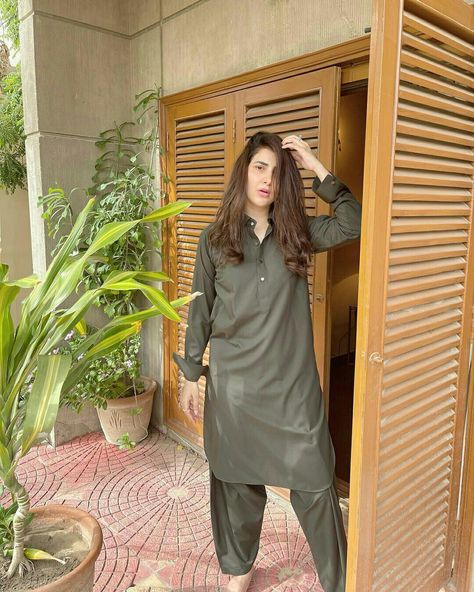 Pakistani Dresses Party Wear, Style Outfits Summer, Pakistani Dresses Party, Party Wear Casual, Summer Vibes Aesthetic, Best Designer Suits, Smart Casual Women Outfits, Stylish Kurtis Design, Designer Aesthetic