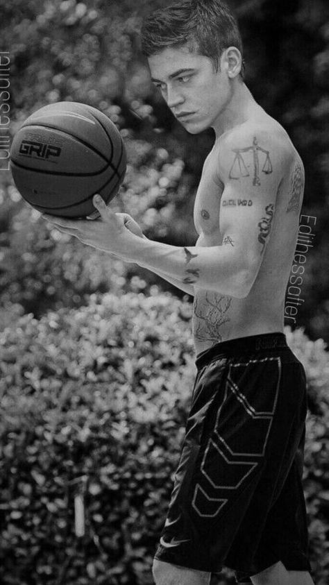 Hardin Scott - After Hardin Scott Tattoo Hand, Harden Scott Tattoos, After Tattoos Hardin, After Movie Tattoo Ideas, Hardin Scott Tattoo, Hand Tatto, Football Poses, Knuckle Tattoos, Fiennes Tiffin