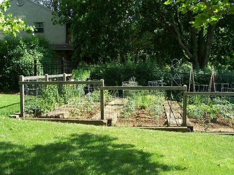 Yard Fence Ideas | Two Men and a Little Farm: FENCE STYLES FOR THE GARDEN DECISIONS ... Cheap Garden Fencing, Small Garden Fence, Fenced Vegetable Garden, Decorative Garden Fencing, Backyard Garden Landscape, Eco Friendly Garden, Minimalist Garden, Fence Styles, Sloped Garden