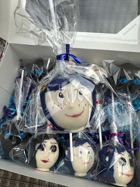 Coraline Cake Pops, Coraline Gifts, Coraline Birthday Party, Coraline Cake, Halloween Coraline, Gothic Food, Coraline Party, Coraline Birthday, Coraline Halloween